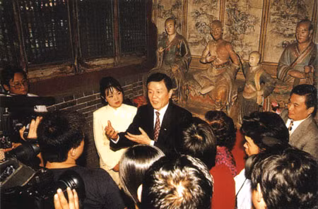 Vợ chồng ông Trần Vĩnh Thái tại chùa Tư Thọ ngày 14 tháng 9 năm 1999.
