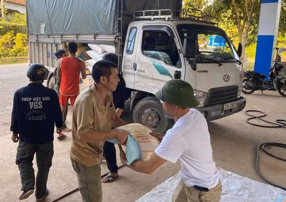 Gạo và nhu yếu phẩm được lên xe để vào miền Trung.