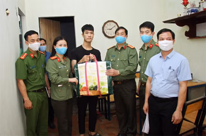 Đại tá Nguyễn Văn Việt trao quà tặng gia đình bà Đặng Thị Mùi là lao động gặp khó khăn do ảnh hưởng dịch COVID-19 tại xã Tuyết Nghĩa. Đại tá Nguyễn Văn Việt trao quà tặng gia đình bà Đặng Thị Mùi là lao động gặp khó khăn do ảnh hưởng dịch COVID-19 tại xã Tuyết Nghĩa.