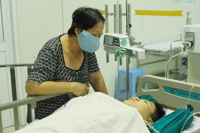 Trường hợp bị thương nặng nhất - em H.M. vừa được phẫu thuật xong ngày 27/5. Trường hợp bị thương nặng nhất - em H.M. vừa được phẫu thuật xong ngày 27/5.