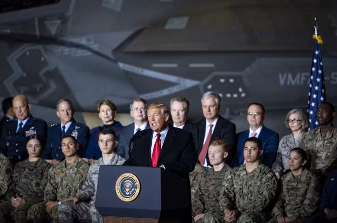 Tổng thống Mỹ Donald Trump phát biểu tại căn cứ quân sự ở Maryland sau khi ký quyết định thành lập Lực lượng vũ trụ. Ảnh: Bloomberg.