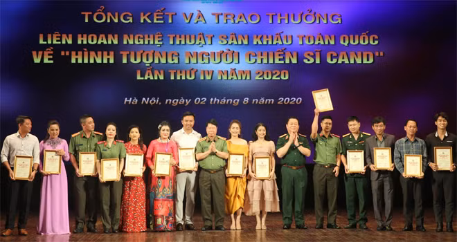 Thượng tướng Nguyễn Trọng Nghĩa và Thượng tướng Bùi Văn Nam trao giải cho các nghệ sĩ đoạt Huy chương Vàng.