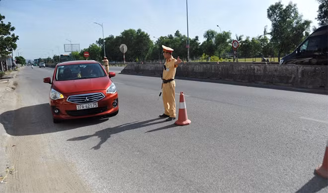 Cán bộ CSGT kiểm tra phương tiện.