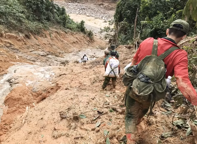 Cán bộ, chiến sĩ Công an huyện Phước Sơn được huy động nhanh chóng về với người dân xã Phước Lộc.