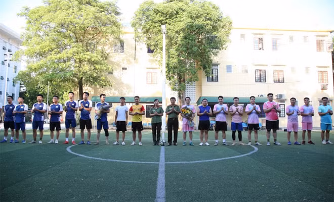 Đại diện lãnh đạo tặng hoa lưu niệm cho 2 đội bóng.