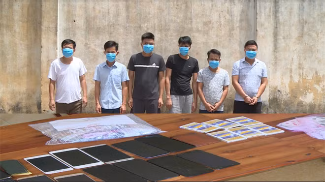 Các đối tượng và tang vật vụ đánh bạc vừa bị Công an huyện Triệu Sơn bắt giữ. Các đối tượng và tang vật vụ đánh bạc vừa bị Công an huyện Triệu Sơn bắt giữ.