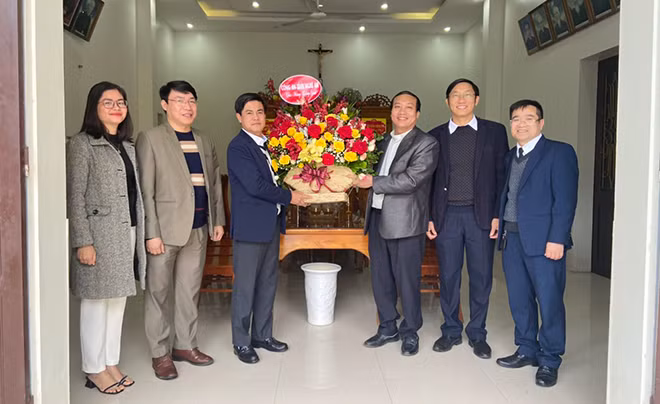 Đoàn công tác Công an tỉnh chúc mừng Giáng sinh các Giáo xứ.