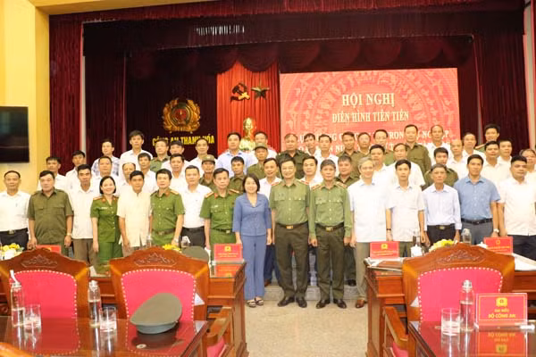 Thiếu tướng Nguyễn Thanh Trang, Thiếu tướng Trần Phú Hà trò chuyện với các đại biểu dự hội nghị. Thiếu tướng Nguyễn Thanh Trang, Thiếu tướng Trần Phú Hà trò chuyện với các đại biểu dự hội nghị.
