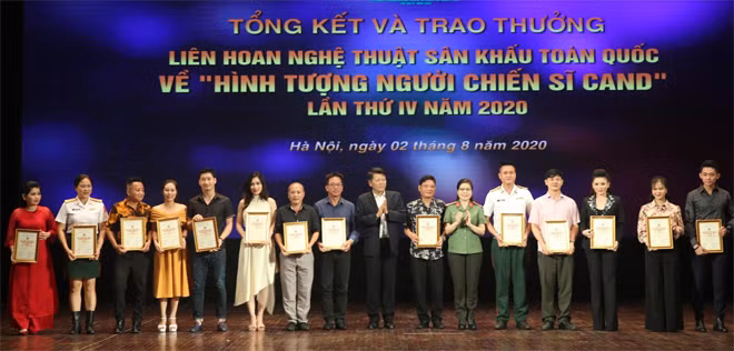 NSND Nguyễn Quang Vinh, Quyền Cục trưởng Cục Nghệ thuật Biểu diễn; Trung tá, NSND Nguyễn Thị Thúy Hiền, Giám đốc Nhà hát CAND trao giải Bạc cho các nghệ sĩ.