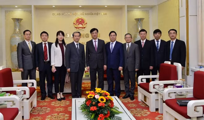 Thứ trưởng Nguyễn Duy Ngọc, Đại sứ Hùng Ba cùng các đại biểu.