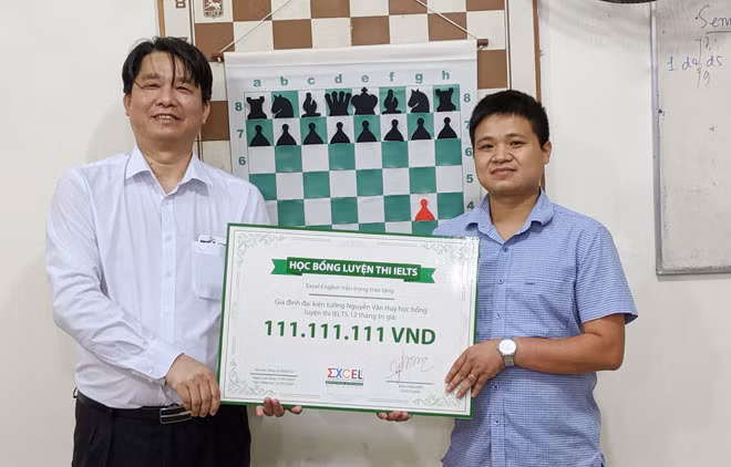 Đại Kiện tướng quốc tế Nguyễn Văn Huy (phải) nhận thưởng vào tối 31/5. Ảnh: Lê Anh Tuấn.