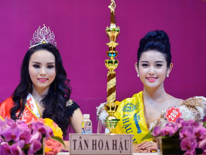 Hoa hậu Kỳ Duyên (bên trái) từng gây tranh cãi về nhan sắc khi đăng quang Hoa hậu Việt Nam 2014.