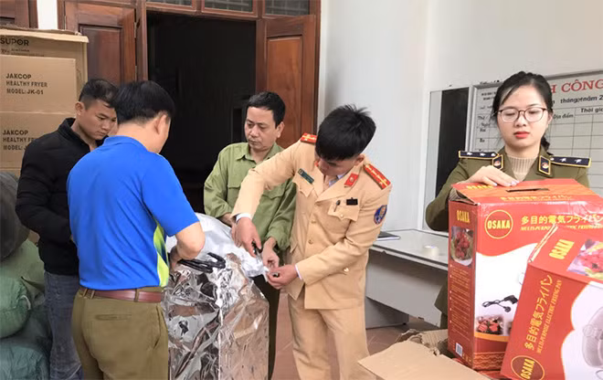 Kiểm tra một số mặt hàng trên xe ô tô BKS 29C-949.10.