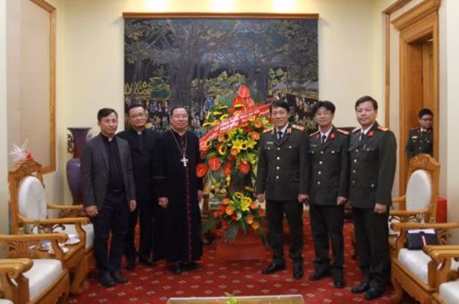 Thứ trưởng Lương Tam Quang, Tổng Giám mục Vũ Văn Thiên và các đại biểu.