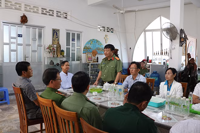 Đại tá Đỗ Triệu Phong thăm hỏi, tặng quà Giáo xứ Hà Tiên.