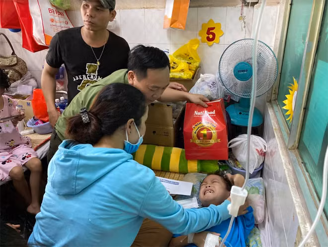 Nhiều bệnh nhân ung thư phải nằm viện những ngày Tết. Nhiều bệnh nhân ung thư phải nằm viện những ngày Tết.