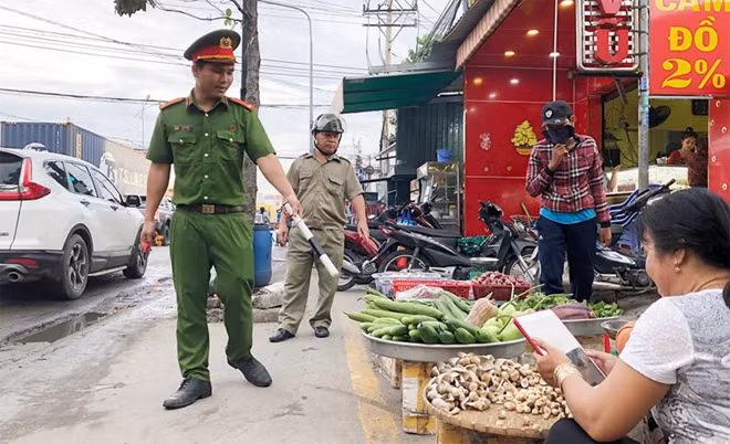 Để người dân không tái chiếm vỉa hè, 2 lần/ngày, lực lượng chức năng thường xuyên kiểm tra, nhắc nhở và xử lý đối với những trường hợp vi phạm.