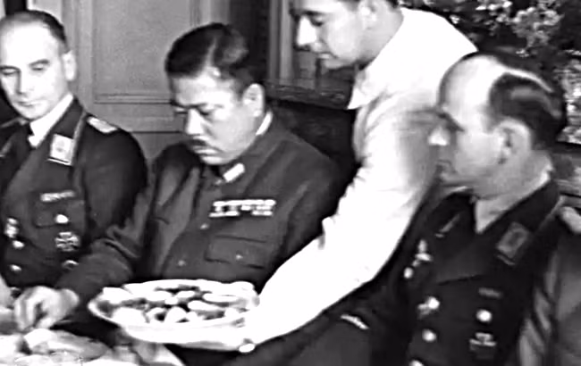 Tướng Tomoyuki Yamashita (giữa) cùng các tướng lĩnh Đức Quốc xã trong chuyến đi Berlin.