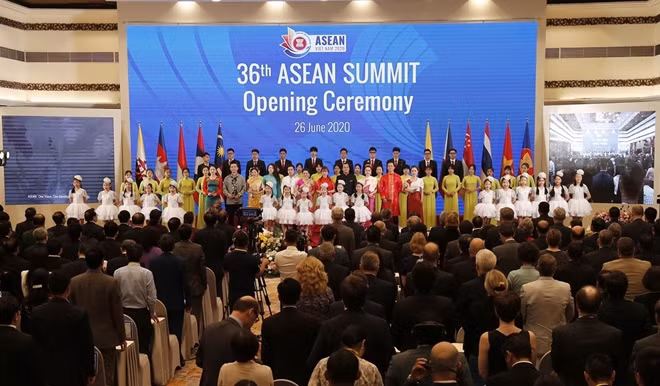 Các đại biểu thực hiện nghi thức chào cờ ASEAN tại Lễ khai mạc Hội nghị Cấp cao ASEAN lần thứ 36.