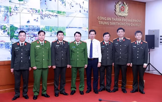 Thứ trưởng Lê Quốc Hùng chụp ảnh cùng lãnh đạo Công an TP Hải Phòng.