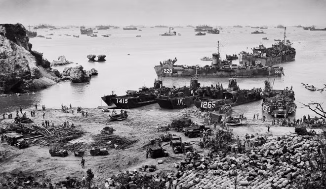 Lính Mỹ xâm lược Okinawa. Ảnh: Bettmann.
