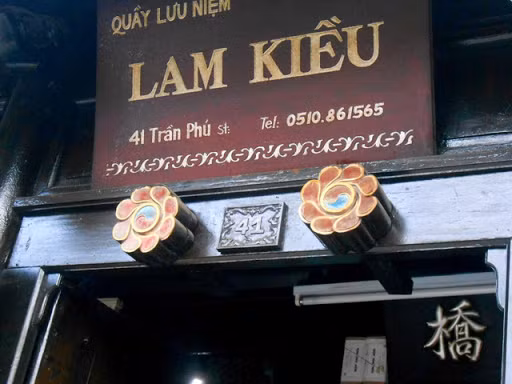 Nhà ở phố cổ Hội An với hình vẽ con mắt “thần cửa/ mắt cửa” với nhiều hình tròn được cách điệu. Ảnh: L.G.