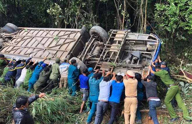 Cơ quan chức năng cứu nạn, cứu hộ các nạn nhân trong vụ xe khách lao xuống vực.