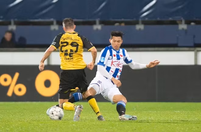 Văn Hậu ở trận Roda JC, lần duy nhất anh được chơi cho đội một Heerenveen.