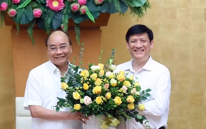 Thủ tướng Nguyễn Xuân Phúc chúc mừng Quyền Bộ trưởng Bộ Y tế Nguyễn Thanh Long.