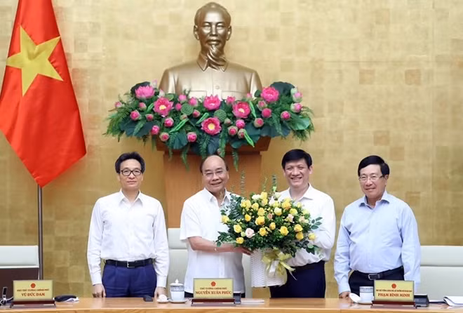 Thủ tướng Nguyễn Xuân Phúc, Phó Thủ tướng Phạm Bình Minh, Phó Thủ tướng Vũ Đức Đam chúc mừng GS.TS Nguyễn Thanh Long.