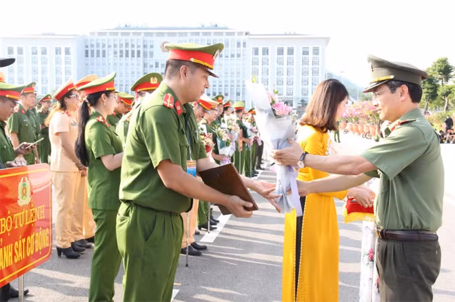 Các đồng chí lãnh đạo Bộ Công an, tỉnh Sơn La trao logo tham gia Hội thi cho các đơn vị.