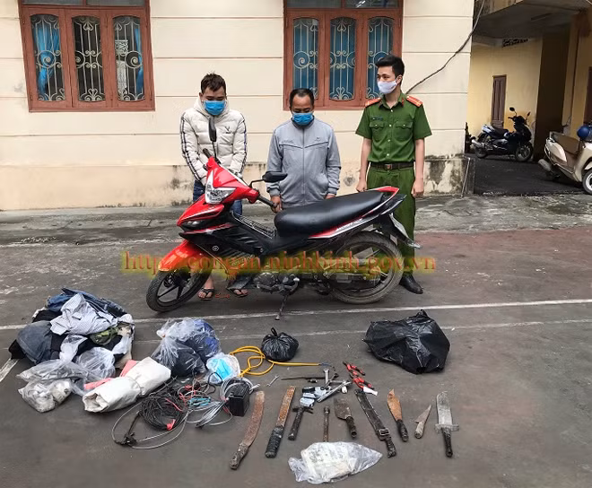 Đối tượng Mai Lý Quỳ và Nguyễn Văn Oánh cùng tang vật tại cơ quan Công an.