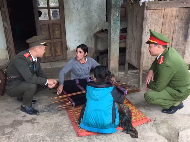 Công an xã Quảng Nhâm thăm hỏi, tuyên truyền chính sách, pháp luật đến các hộ dân.