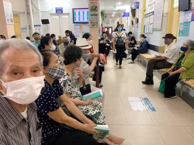Người cao tuổi dễ bị đột quỵ, sốc nhiệt khi ra ngoài trong thời tiết nắng nóng đỉnh điểm.
