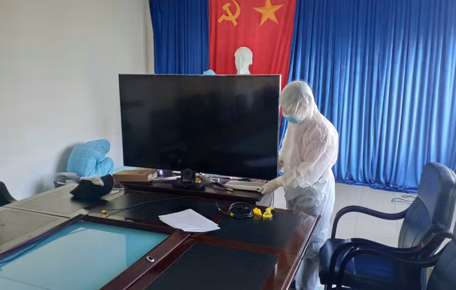 Nhân viên kĩ thuật Viettel lắp đặt cầu truyền hình tại Bệnh viện phổi Đà Nẵng.