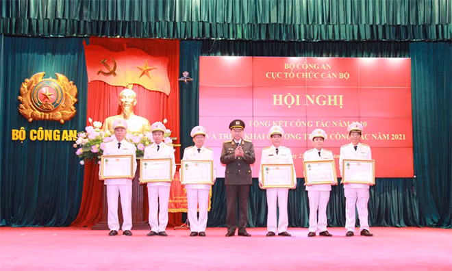 Thừa uỷ quyền của Chủ tịch nước, Bộ trưởng Tô Lâm trao Huân chương Bảo vệ Tổ quốc tặng các đồng chí có thành tích xuất sắc.