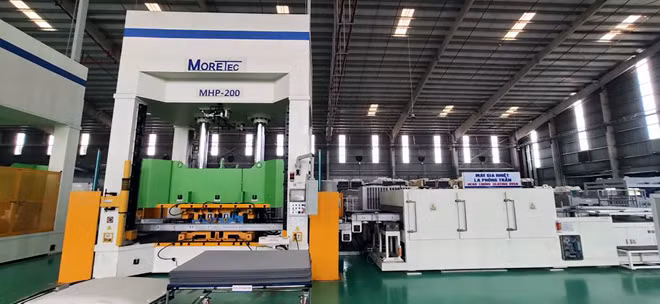 Thiết bị sản xuất la phông trần.