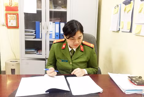 Trung tá Nguyễn Thị Lan trong một ngày làm việc. Trung tá Nguyễn Thị Lan trong một ngày làm việc.