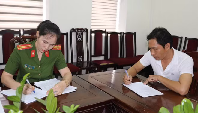 Lấy lời khai bị can Nguyễn Đình Thịnh, PGĐ Công ty CP xây dựng Văn Sơn. Lấy lời khai bị can Nguyễn Đình Thịnh, PGĐ Công ty CP xây dựng Văn Sơn.