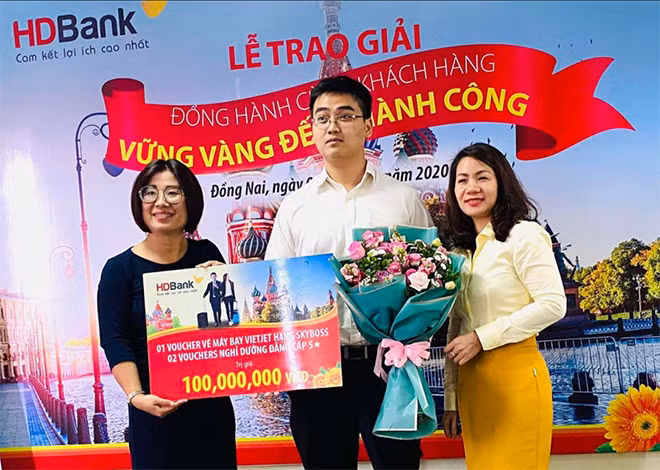 Đại diện HDBank trao tặng giải thưởng Đồng hành cùng khách hàng - Vững vàng đến thành công 2019.