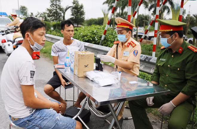 Lực lượng CSGT kiểm tra việc sử dụng ma tuý đối với lái xe. Lực lượng CSGT kiểm tra việc sử dụng ma tuý đối với lái xe.