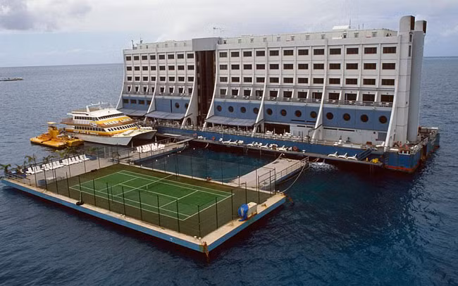 Khách sạn Barrier Reef Floating Resort ở rạn san hô John Brewer.
