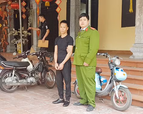 Công an quận Bắc Từ Liêm dẫn giải đối tượng Phạm Văn Phương đến hiện trường vụ án.