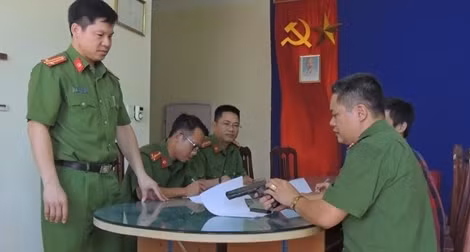 Đi tập thể dục nhặt được… súng đạn
