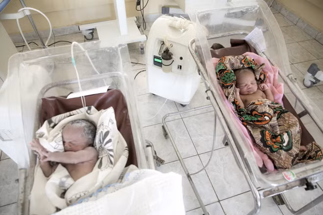 Trẻ em Nam Sudan tiếp cận oxy từ máy tạo oxy duy nhất của bệnh viện. Ảnh nguồn: Naftalin/Unicef.