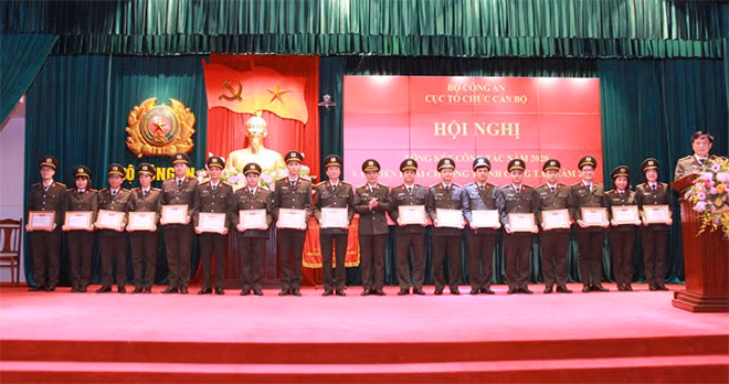 Thiếu tướng Hoàng Đức Lừng trao danh hiệu Chiến sỹ thi đua cơ sở tặng các cá nhân.