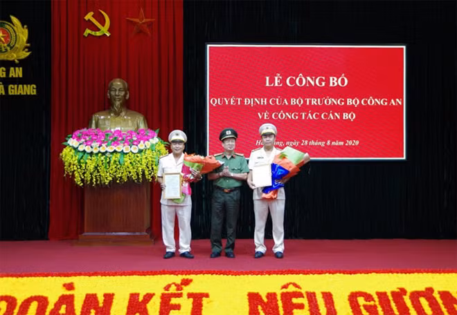 Thừa ủy quyền của lãnh đạo Bộ Công an, lãnh đạo Cục Tổ chức cán bộ trao quyết định và tặng hoa chúc mừng 2 đồng chí Phó Giám đốc Công an tỉnh.