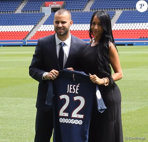 Jese gây sốc khi lòng thòng với bạn thân của vợ. Jese gây sốc khi lòng thòng với bạn thân của vợ.