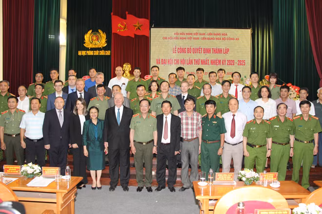 Thứ trưởng Nguyễn Văn Thành, Đại sứ ông Konstantin Vasilievich Vnukov, Bà Nguyễn Phương Nga, Thiếu tướng Trịnh Quốc Khánh và các đại biểu. Thứ trưởng Nguyễn Văn Thành, Đại sứ ông Konstantin Vasilievich Vnukov, Bà Nguyễn Phương Nga, Thiếu tướng Trịnh Quốc Khánh và các đại biểu.