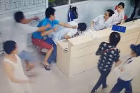 Một vụ người nhà bệnh nhân xông vào hành hung nhân viên y tế do camera ghi lại. Một vụ người nhà bệnh nhân xông vào hành hung nhân viên y tế do camera ghi lại.